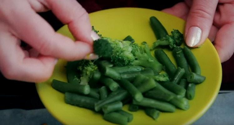 Împărțiți în bucăți mici de inflorescențe de broccoli.