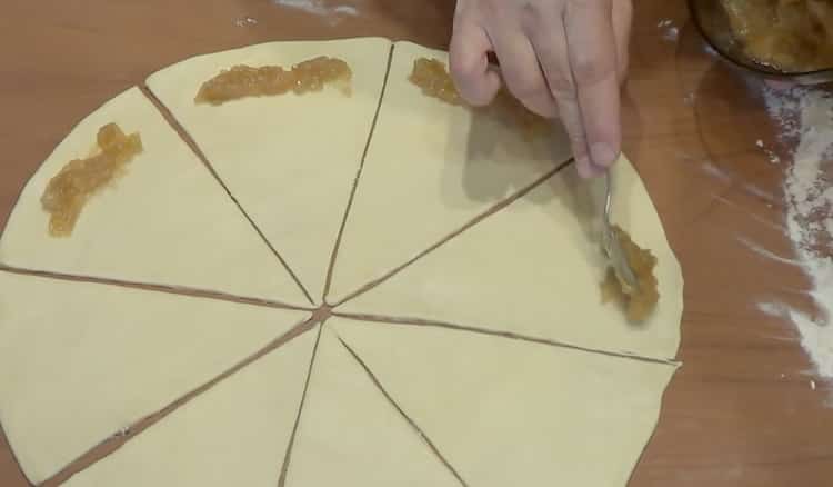 Pour faire des biscuits pendant une minute avec de la confiture, mettez de la confiture sur la pâte