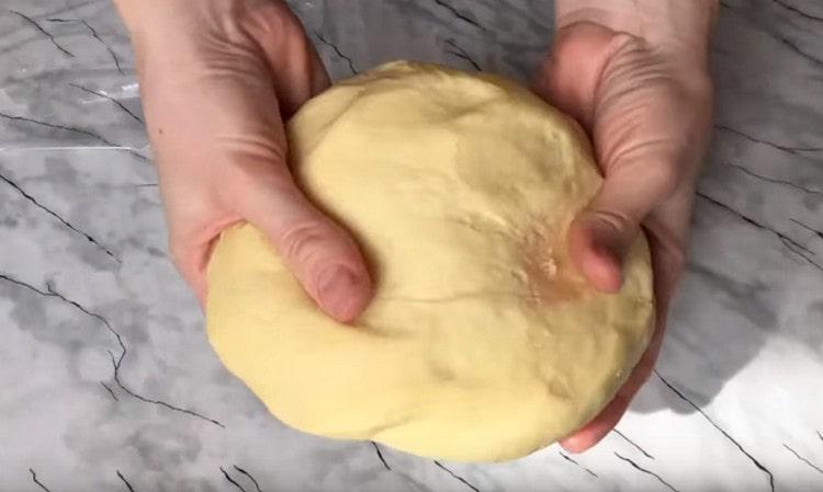 La pâte doit être lisse, ne pas coller aux mains.