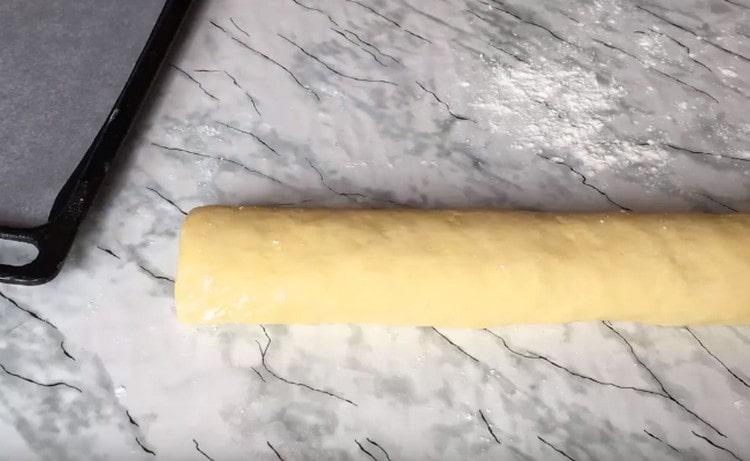 Après le réfrigérateur, vous devez former une saucisse à partir de la pâte.