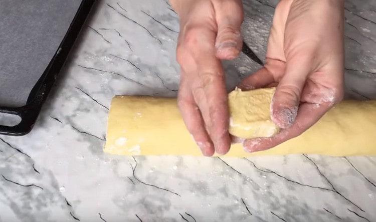 Nous coupons la pâte en portions et les mains leur donnent la forme désirée.