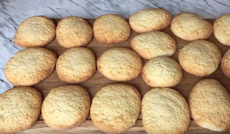 Les biscuits sont cuits rapidement, dorés sur les bords.