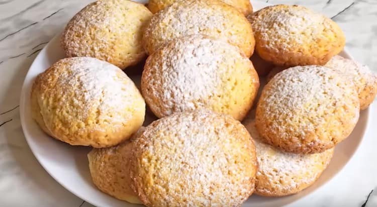 Cuits selon cette recette, les biscuits maison à la crème sure peuvent également être saupoudrés de sucre en poudre.