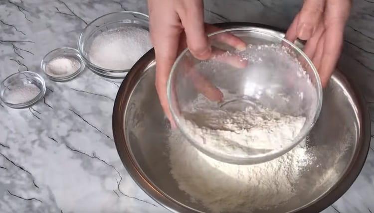 Mettez la farine tamisée dans un bol.