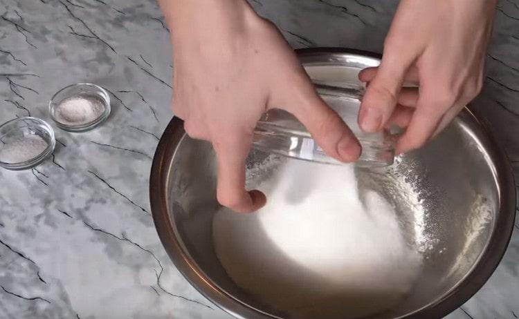Ajoutez du sucre à la farine.