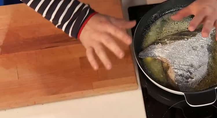 Pour faire cuire la plie dans une poêle, faites frire le poisson
