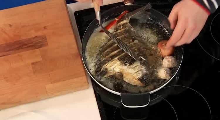 Pour faire cuire le plat dans une poêle, mettez le poisson à l'huile
