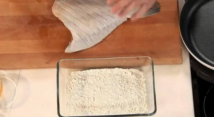 Pour faire cuire le plat dans une poêle, mettez le poisson dans la farine