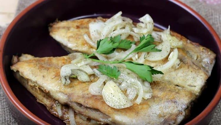 According to this recipe, fried mackerel is not only tasty, but also looks very appetizing.