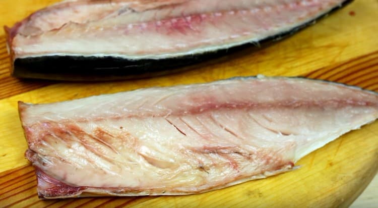 Separate the carcass of mackerel on filet.