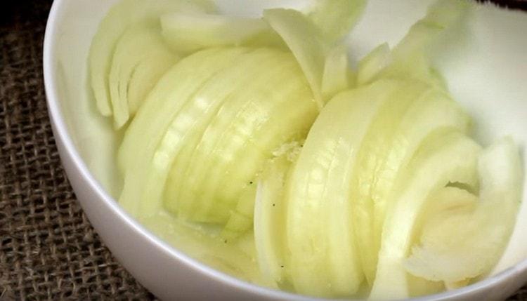 Pour onion with a mixture of vegetable oil and lemon juice.