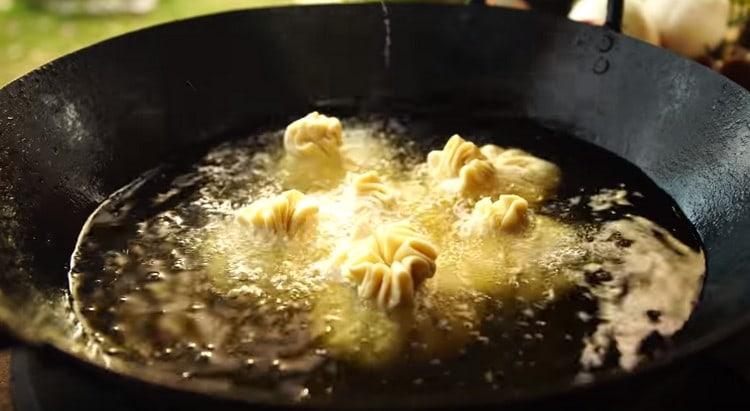 Pon el khinkali en aceite caliente y fríe hasta que esté dorado.
