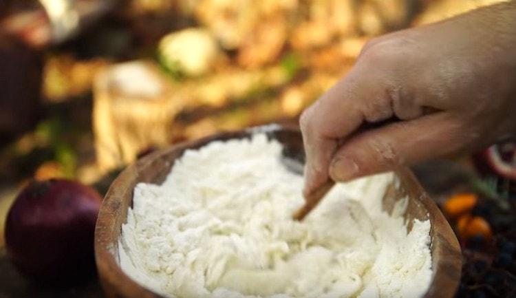 We begin to knead the dough with a spoon.