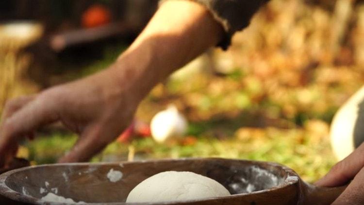 Η ζύμη πρέπει να βρίσκεται για 2 ώρες.