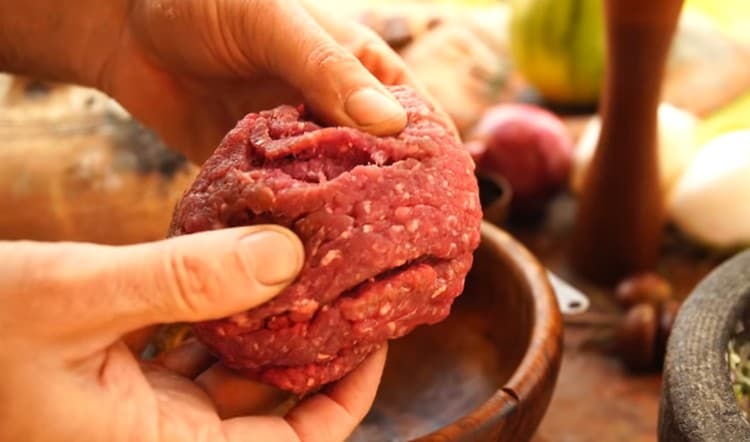 Twist the meat through a meat grinder.