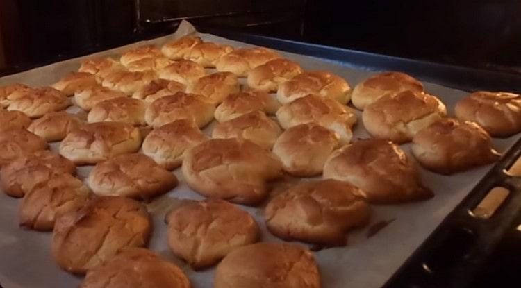 Cuire les biscuits jusqu'à ce qu'ils soient dorés.