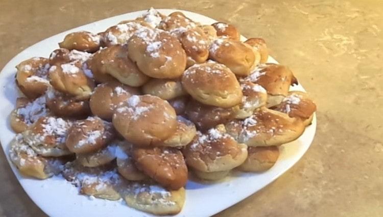 Vous pouvez saupoudrer de sucre en poudre des biscuits à la crème prêts à l’emploi.