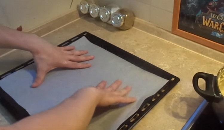 We cover the baking sheet with parchment.