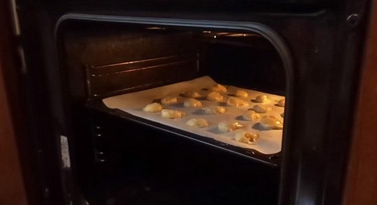We send the baking sheet with the blanks into a well-heated oven.