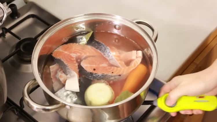 Pour préparer le poisson en gelée avec de la gélatine, faites bouillir les ingrédients