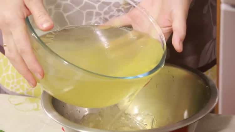 Dissoudre la gélatine pour faire du poisson en gelée avec de la gélatine