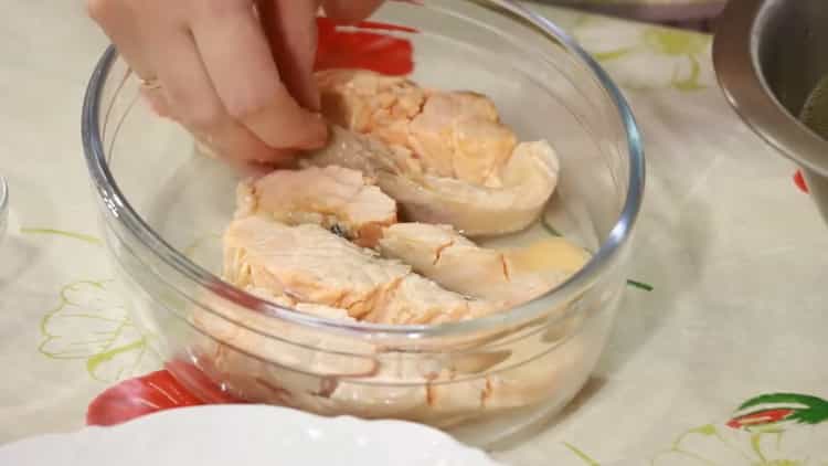 Pour préparer un filet de poisson avec de la gélatine, mettez le poisson dans un moule