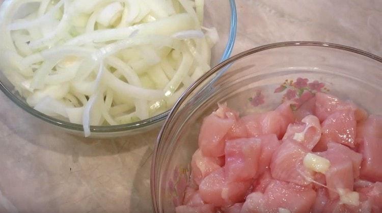 Couper le poulet en cubes et l'oignon en demi-rondelles.