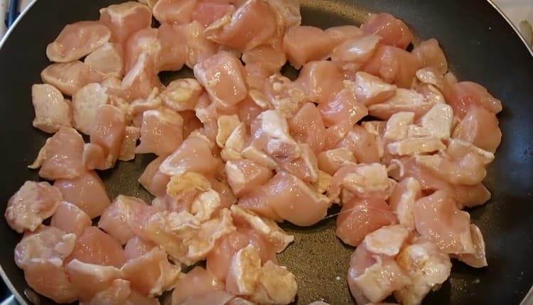 After the onion, fry the fillet pieces, salt, pepper to taste.