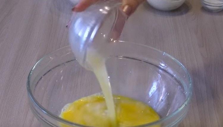 Agregue la mantequilla derretida a los huevos.