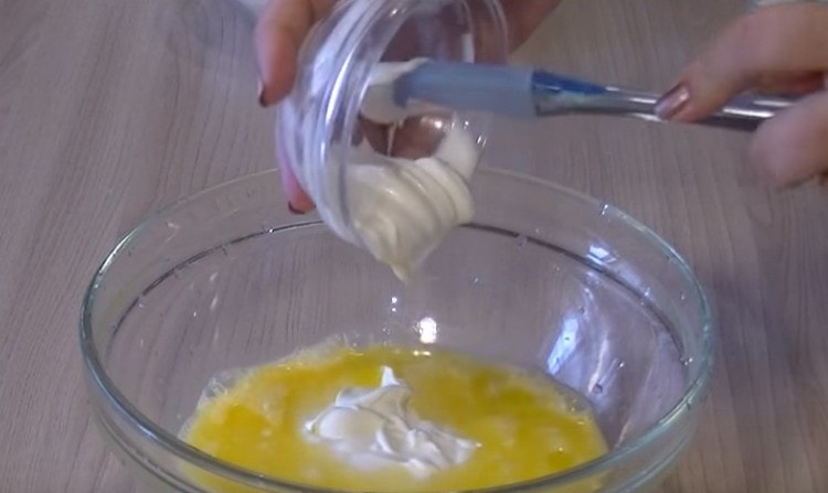 We spread sour cream in a mass.