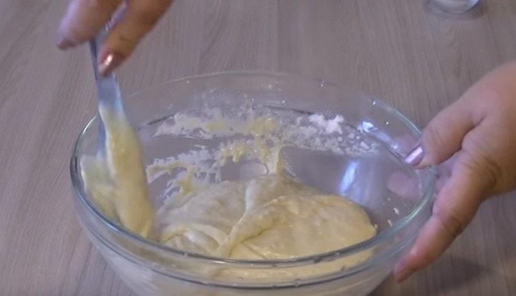 The consistency dough should resemble the mass for the preparation of fritters.