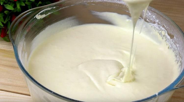 La consistance de la pâte ressemble à une pâte pour beignets.