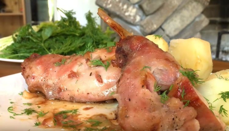 such a baked rabbit also deserves a festive table.