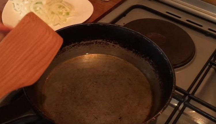 Heat the pan with vegetable oil.