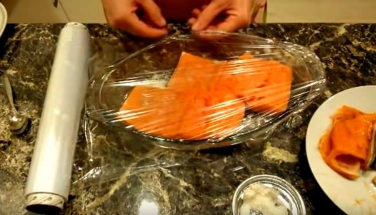 cubra el pescado con una tapa o film transparente y envíelo al refrigerador.