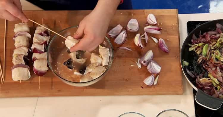 Pour préparer le poisson-chat au four, préparez des brochettes