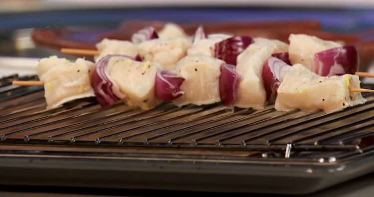 Pour préparer le poisson-chat au four, placez les brochettes sur la grille.