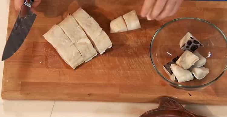 Para cocinar bagre en el horno, corte el pescado