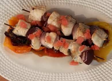 Oven baked kebab recipe with onion confiture, baked in the oven