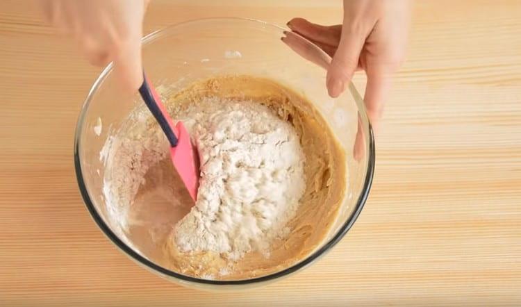 Ajoutez une autre partie de la farine et mélangez le tout.