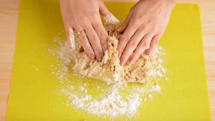 We continue to knead the dough on the work surface.