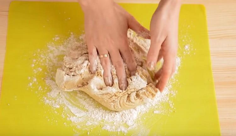 Ako je potrebno, prilikom miješanja tijesta možete dodati još brašna.