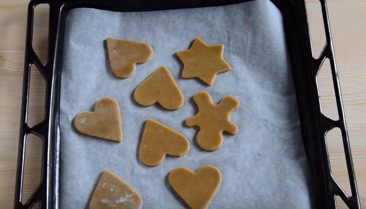 Cambiamos las galletas a una bandeja para hornear cubierta con pergamino.