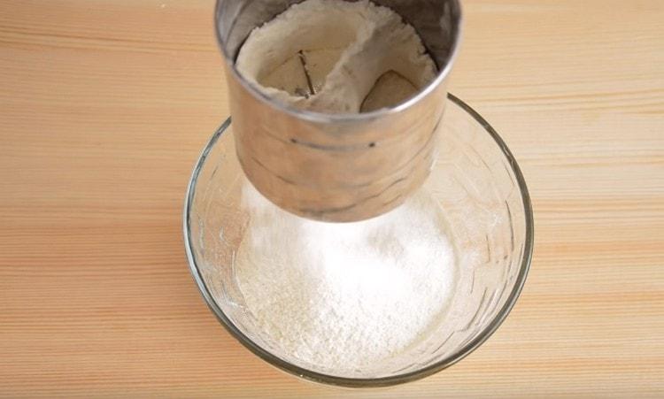 Tamizar la harina en un tazón.