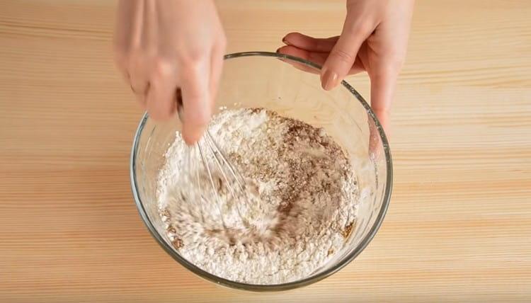 Mix flour with spices.
