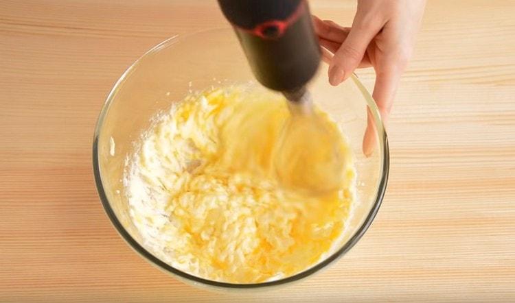 Batir la mantequilla con el azúcar hasta que esté espléndido.
