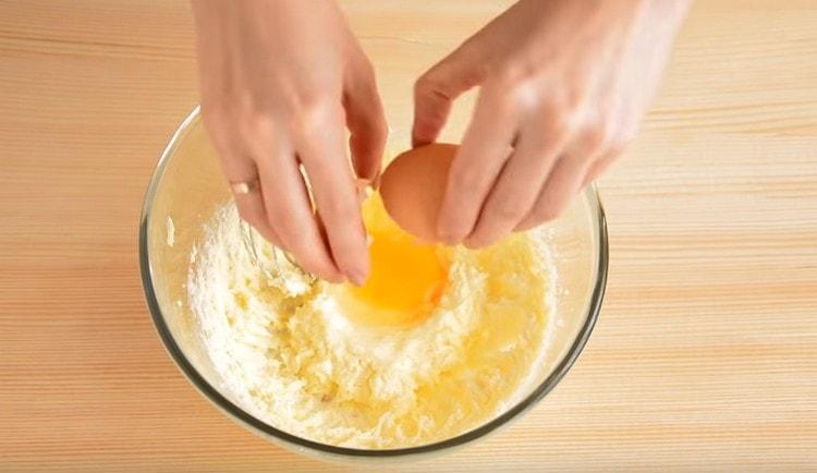 Drive an egg into the oil mass.
