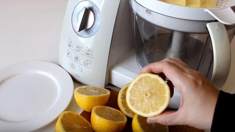 Lavez les citrons et coupez-les en deux.