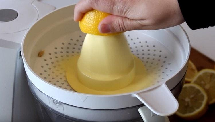 Pomoću presjeka soka citrusa pripremite sok.