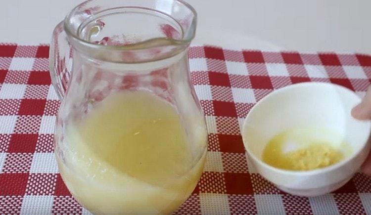 Prebacite đumbir u limunov sok i pomiješajte.